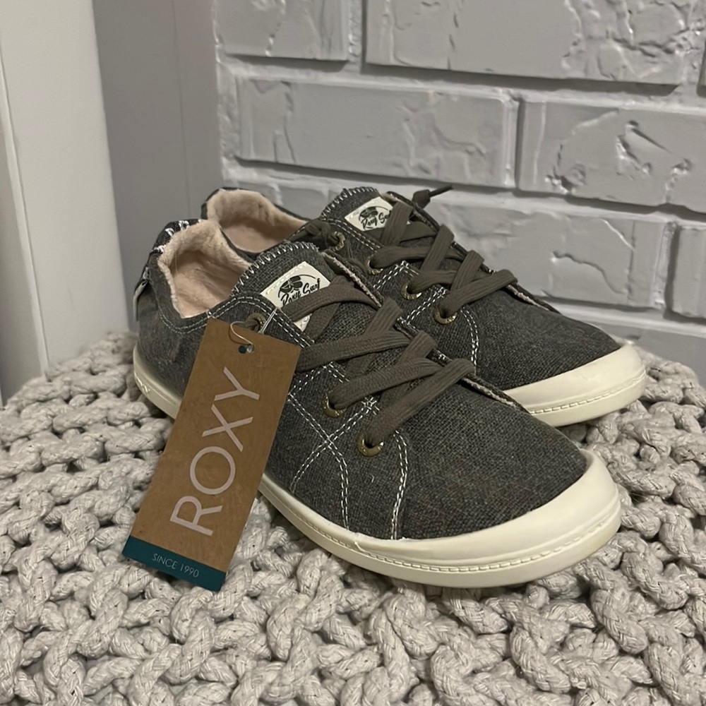 NWT Roxy size 8.5 grey slip on sneakers